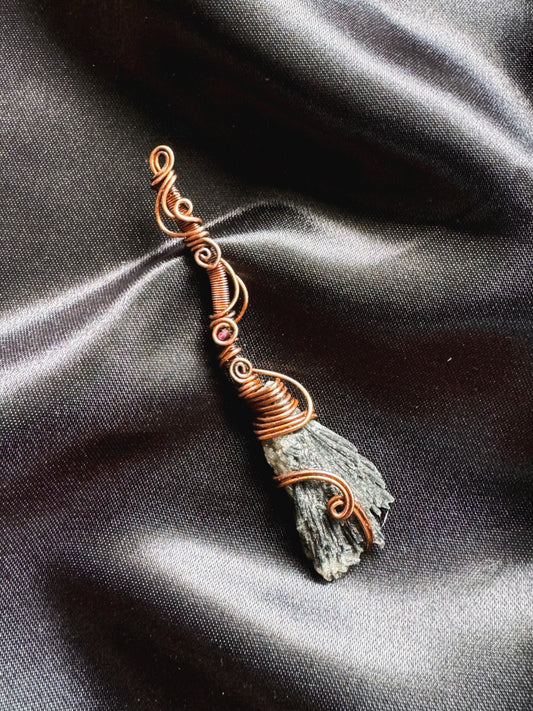 black kyanite & garnet broomstick